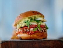 Hamburguesa de quinoa. ESPECIAL/Photo by Lefteris Kallergis on Unsplash.