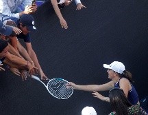 La polaca Iga Swiatek regala su raqueta a unos fans tras  ganar el juego ante la española Paula Badosa, en el torneo AKRON WTA Finals. EFE/ F. Guasco