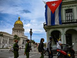 Policías cerca del Capitolio, hoy en La Habana. La presencia policial en las calles era mayor de la habitual y en parques y esquinas vigilaban apostados agentes de la seguridad del Estado vestidos de civil. AFP/Y. Lage