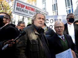 Steven Bannon (c) habla ante reporteros tras salir de la Corte en Washington, DC. EFE/EPA/M. Reynolds