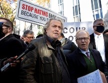 Steven Bannon (c) habla ante reporteros tras salir de la Corte en Washington, DC. EFE/EPA/M. Reynolds