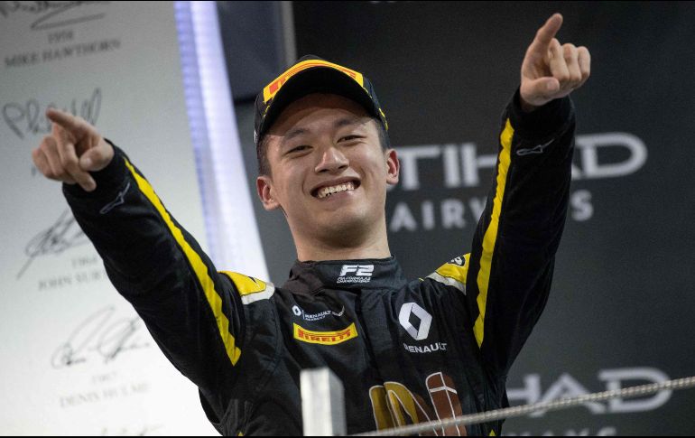 Con 22 años, Guanyu Zhou reemplaza al italiano Antonio Giovinazzi y tendrá como compañero de equipo al finlandés Valtteri Bottas. AFP