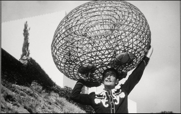 La  lámpara, hecha de yeso y mimbre, representa una nasa de pescador utilizada por los pescadores en Cadaquès con los que Salvador Dalí solía tomarse fotos.  EFE / ARTE ARTCURIAL