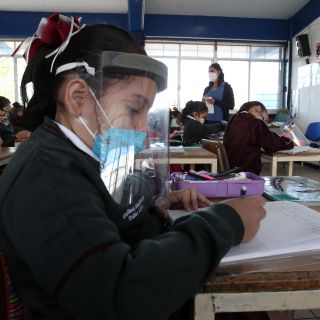 Niños vuelven a clases presenciales con "muchos retrasos", dice maestra
