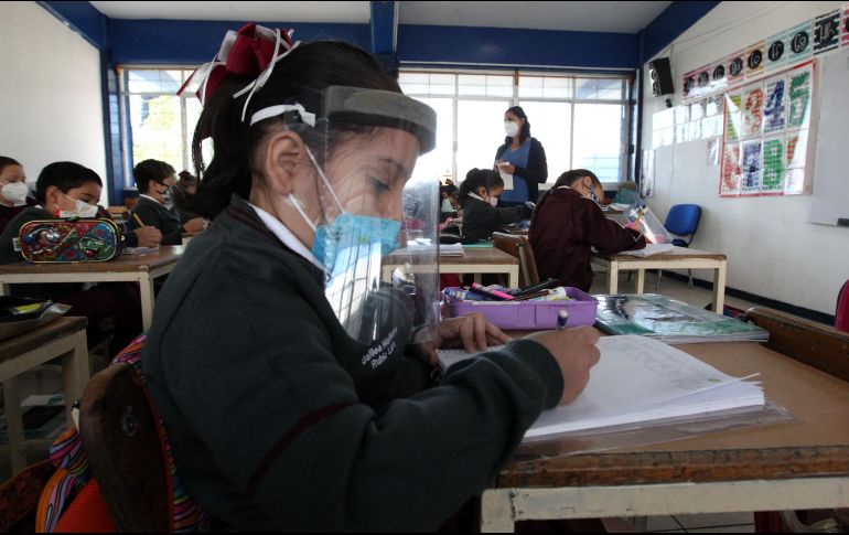 A partir de hoy, las escuelas de Jalisco podrán recibir al 100 por ciento de los estudiantes de educación básica y media superior para tomar clases presenciales de lunes a viernes. EL INFORMADOR / A. Camacho