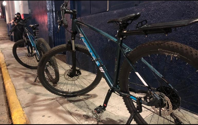 Al arribo de los uniformados se constató que se trataba de las bicis robadas el fin de semana con número de serie CG-041 y CG-042, marca Alubike, en color azul con negro y rodado 26. ESPECIAL
