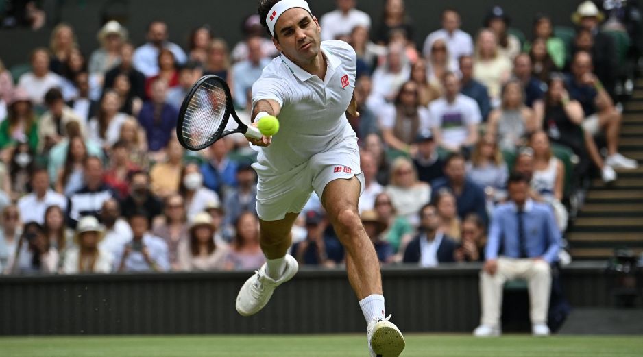 Federer explicó que los plazos para un retorno al circuito quedarán definidos una vez complete varios meses de rigurosa rehabilitación tras la cirugía a la que se sometió en agosto. AFP / ARCHIVO