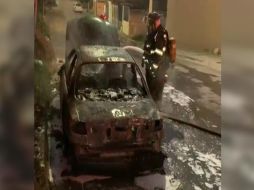 El auto incendiado se encontraba en el cruce de las calles Monte Albán y Justicia. ESPECIAL /