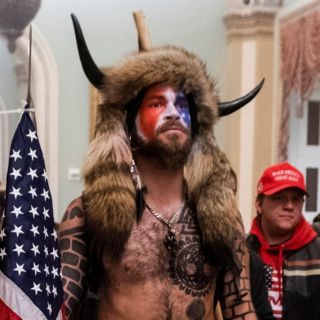 Recibe sentencia: Condenan a prisión al "Bisonte de QAnon" por asalto al Capitolio