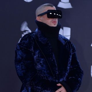 Bad Bunny demanda a cervecera por uso ilegal de su imagen y marca