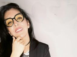 Carmiña Mejía. La escritora posa junto a su novela, “El color de la tormenta” (2021). El Informador/ G. Gallo 