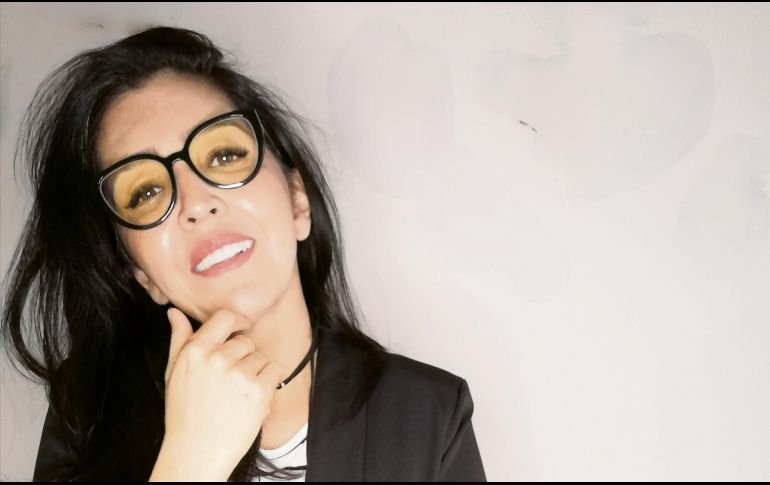 Carmiña Mejía. La escritora posa junto a su novela, “El color de la tormenta” (2021). El Informador/ G. Gallo 