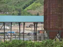 Contamina. Vista de la maquinaria perteneciente a la mina de óxido de hierro Los Pinares, en las afueras de Tocoa, departamento de Colón, en Honduras. AFP