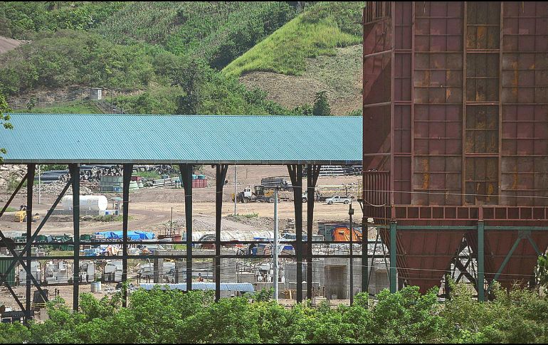 Contamina. Vista de la maquinaria perteneciente a la mina de óxido de hierro Los Pinares, en las afueras de Tocoa, departamento de Colón, en Honduras. AFP
