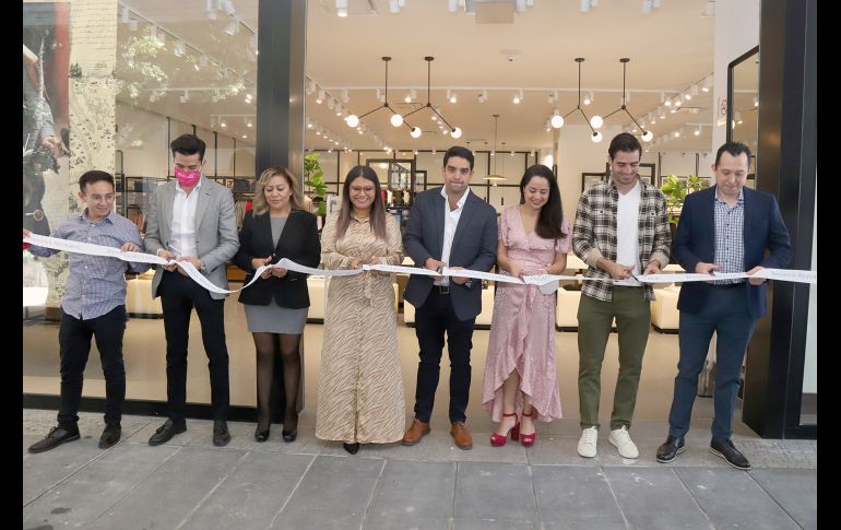 Corte de listón Manuel Ibáñez, Alfonso Zavala, Adriana Aparicio, Delia Camarena, Jorge Sota, Estefanía López, Antonio “Pollo” Briseño y Enrique Lerma. GENTE BIEN JALISCO/ CLAUDIO JIMENO