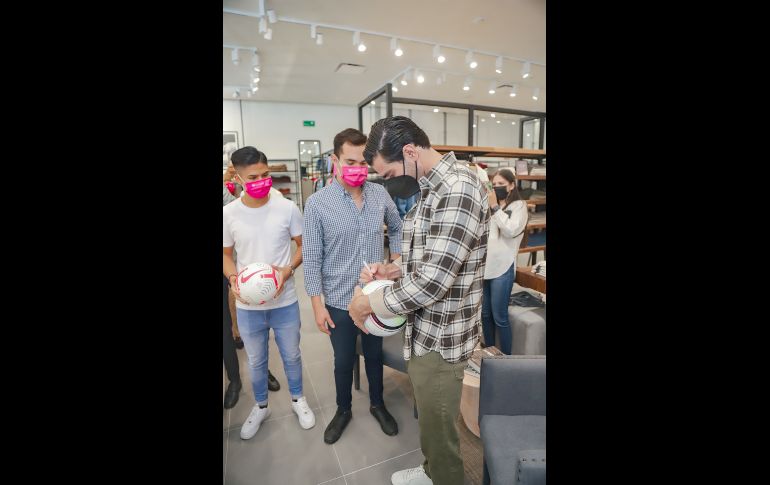 Antonio “Pollo” Briseño firmando autógrafos. GENTE BIEN JALISCO/ CLAUDIO JIMENO