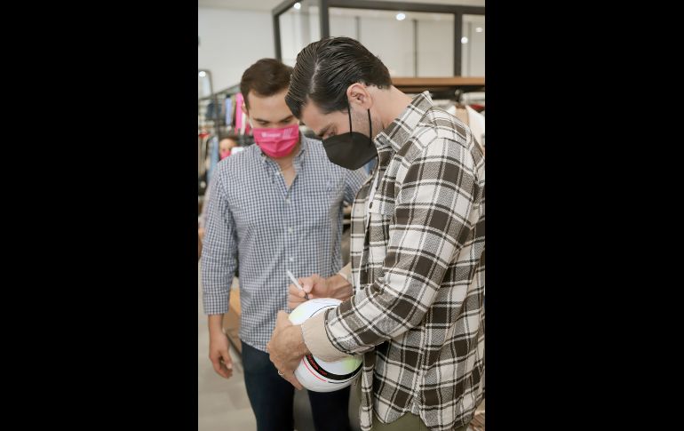 Antonio “Pollo” Briseño firmando autógrafos. GENTE BIEN JALISCO/ CLAUDIO JIMENO