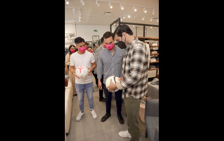 Antonio “Pollo” Briseño firmando autógrafos. GENTE BIEN JALISCO/ CLAUDIO JIMENO