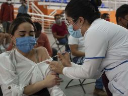 Las vacunas contra COVID-19 reconocidas por la FDA y la OMS son sometidas a un proceso riguroso de pruebas para determinar que son inocuas y eficaces. SUN / ARCHIVO