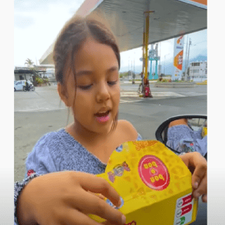 Viral: Niña sorprende por hablar 4 idiomas mientras vende dulces en Ecuador