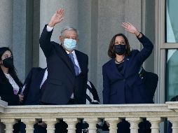 López Obrador y Harris saludan desde el balcón del edificio Eisenhower, en el complejo de la Casa Blanca en Washington DC, Estados Unidos. AP/S. Walsh