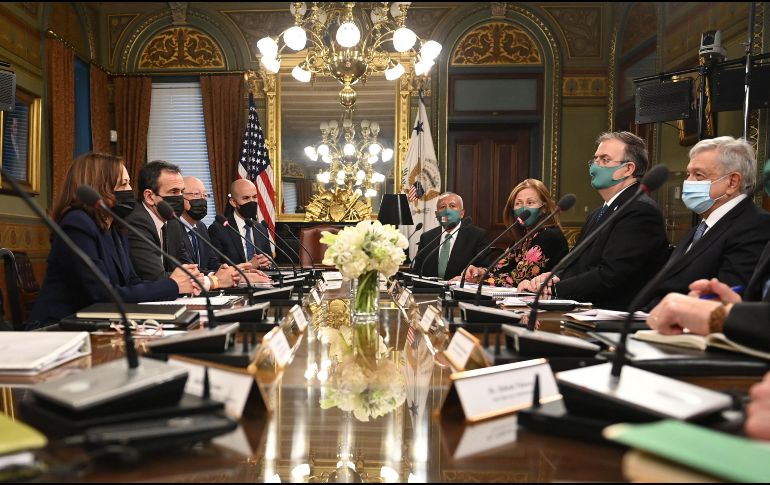 López Obrador (d) durante la reunión con Harris (i) en Washington, DC. AFP/B. Smialowski