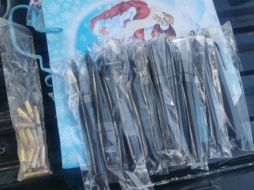 Se aseguró una bolsa de regalo que contenía 11 armas de fuego tipo pluma, además de 19 cartuchos aparentemente calibre .22. CORTESÍA/POLICÍA DE GUADALAJARA