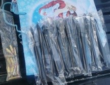 Se aseguró una bolsa de regalo que contenía 11 armas de fuego tipo pluma, además de 19 cartuchos aparentemente calibre .22. CORTESÍA/POLICÍA DE GUADALAJARA