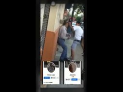 De los tres jóvenes que participan, uno graba el ataque y otro golpea al hombre adulto mayor. TWITTER / @RojaZmg