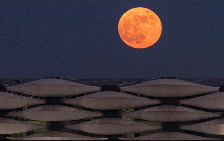 Imagen del eclipse lunar desde el Estadio Internacional de Basora en la ciudad del sur de Iraq. AFP / F. Parra
