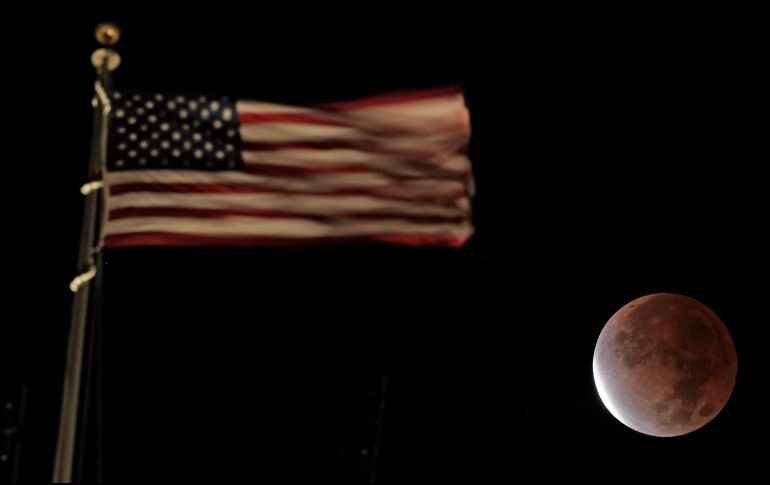 Imagen del eclipse lunar desde Kansas City, Missouri. AP / C. Riedel
