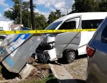La conductora fue liberada por los bomberos con el equipo hidráulico, ya que aparentemente estaba prensada entre los fierros del automotor. CORTESÍA/POLICÍA ZAPOPAN