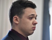 Kyle Rittenhouse al escuchar que el jurado lo absolvió de todos los cargos, en la corte en Kenosha, Estados Unidos. AP/The Kenosha News/S. Krajacic