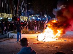 Los manifestantes quemaron una patrulla en Róterdam. EFE/K. Lindenburg