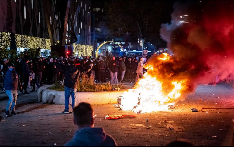 Los manifestantes quemaron una patrulla en Róterdam. EFE/K. Lindenburg