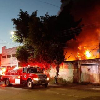 Incendio consume fábrica de pinturas en Guadalajara