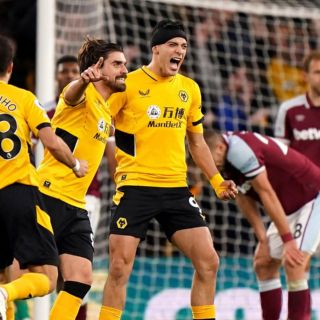 Raúl Jiménez anota golazo y Wolverhampton derrota al West Ham
