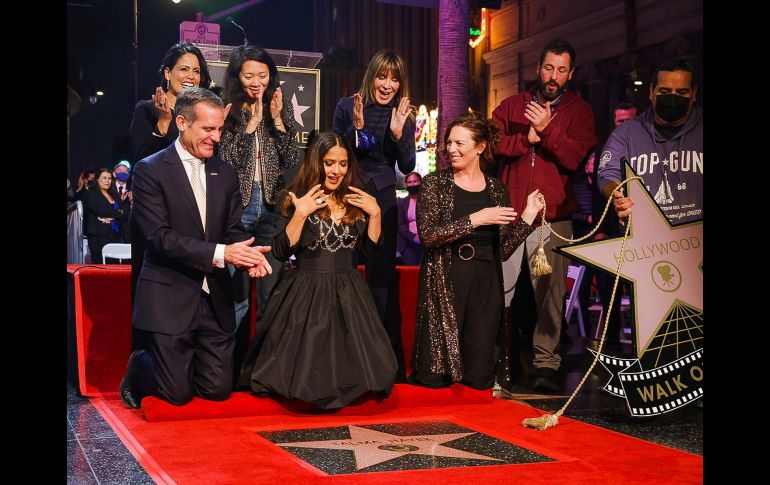 Eric Garcetti, Chloe Zhao, Adam Sandler y sus amigos ven cómo la actriz Salma Hayek (c) recibe su estrella en el Paseo de la Fama de Hollywood hoy, en Hollywood (EEUU). EFE/ Phillip Kim