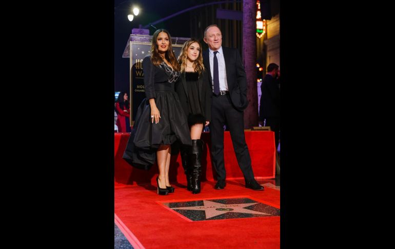 Salma Hayek posa con su hija, Valentina Paloma Pinault, y su esposo, Francois-Henri Pinault, frente a su estrella recién revelada en el Paseo de la Fama hoy, en Hollywood (EEUU). EFE/ Phillip Kim
