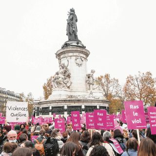 Tiñen Francia de morado contra violencia machista