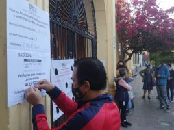 Algunos ciudadanos de Tlaquepaque se formaron desde temprana hora para votar. EL INFORMADOR / G. Gallo