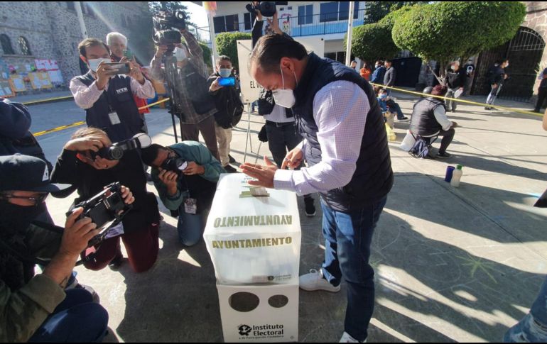 Durante esta mañana, acudió Maldonado en compañía de su familia a emitir su voto. EL INFORMADOR / Y. Mora