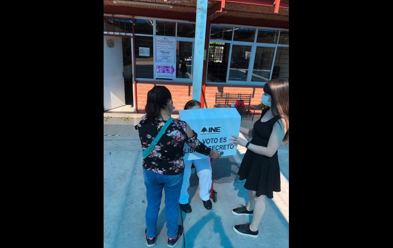 Habitantes de Tlaquepaque acuden este domingo a votar por presidente municipal. TWTTER@INEMexico