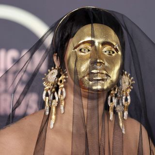 Cardi B sorprende con máscara dorada en la alfombra roja de los American Music Awards 2021