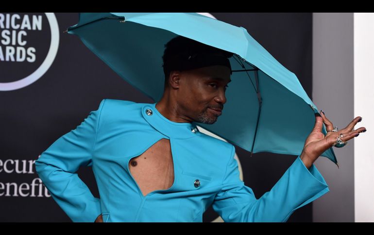 El estadounidense Billy Porter destaca en las alfombras rojas por romper estereotipos, y los American Music Awards 2021 no fueron la excepción. AP/ JORDAN STRAUSS
