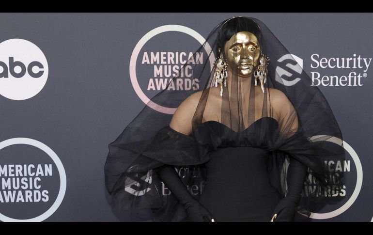 Cardi B y Billy Porter se robaron las miradas en la alfombra roja de los American Music Awards 2021. AFP/ AMY SUSSMAN, AP/ JORDAN STRAUSS