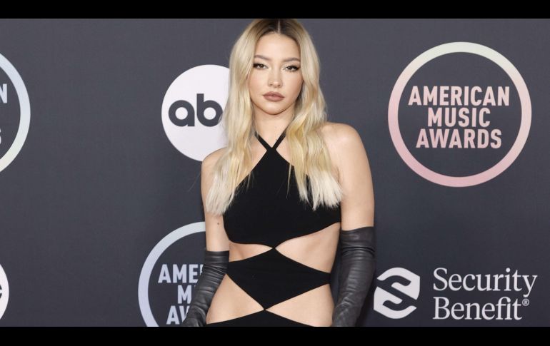 Madelyne Cline siguió la tendencia de la noche en la alfombra roja de los American Music Awards 2021. AFP/ AMY SUSSMAN