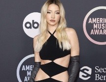 Madelyne Cline siguió la tendencia de la noche en la alfombra roja de los American Music Awards 2021. AFP/ AMY SUSSMAN