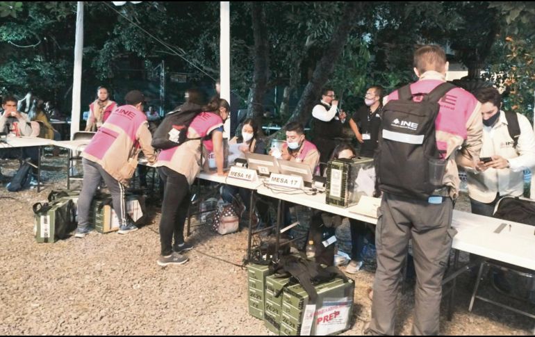 Conteo. Tras el cierre de las casillas inició el conteo oficial, que termina hoy lunes a las 18:00 horas. Especial