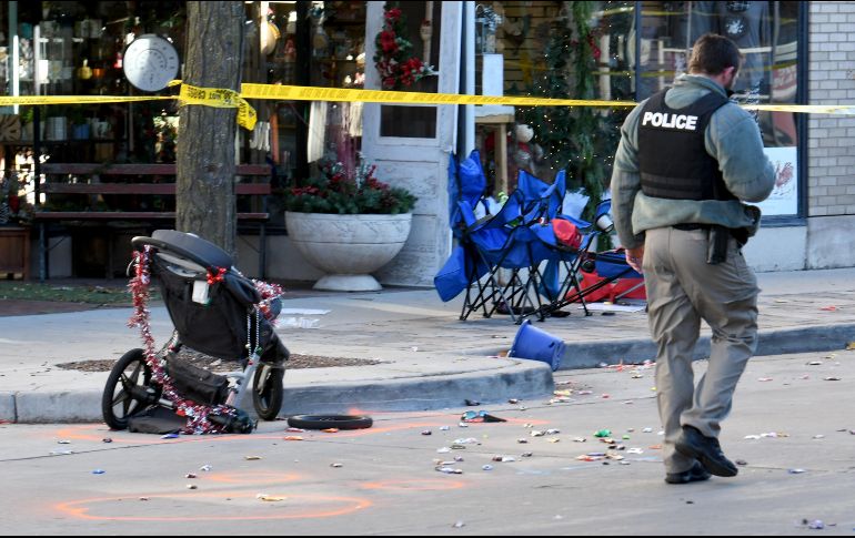 Un investigador trabaja este lunes en el sitio del atropello en la ciudad de Waukesha, estado de Wisconsin.Xinhua/ZUMAPRESS/M. Hertzberg